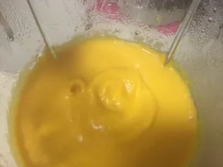 奶油胡萝卜汤,再次搅拌混合。