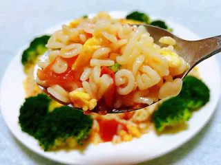 番茄鸡蛋拌意面,意面入口特别劲道酸酸甜甜好滋味噢