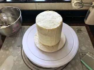 圣诞咖啡奶油蛋糕,19、用Fluff淡奶油抹好整个蛋糕体和夹心部分。