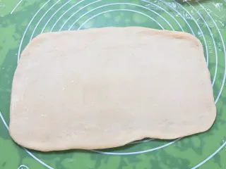 黑砖蜜豆吐司,将剂子擀成吐司盒的宽度。