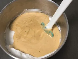 咖啡玉枕蛋糕,将翻拌均匀的蛋糕糊倒回蛋白中。