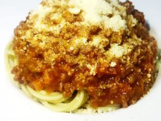 意大利肉酱意粉,将面盛在盘中，浇上做好的肉酱，撒上芝士粉，放入220度的烤箱烤制3分钟（烤箱提前预热3－6分钟，达到220度）