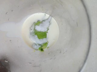 百变水果 蝶豆花蛋糕卷.百香果蓝莓馅,加入糖和五十克淡奶油用料理棒打成泥。