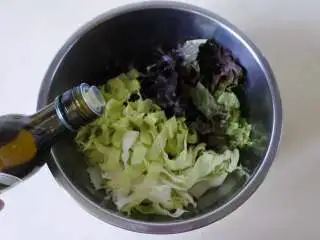 BBQ烧烤鸡腿扒套餐,加橄榄油、盐、胡椒碎拌匀