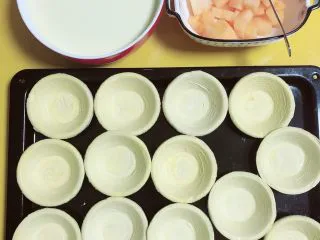 浓香蜜瓜蛋挞,准备好蛋挞皮、蛋挞液、蜜瓜块儿,预热烤箱,180度5分钟。