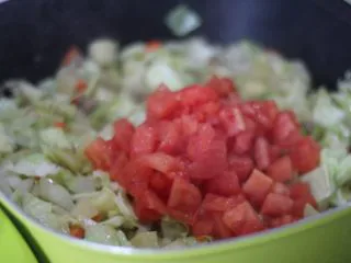 俄罗斯经典罗宋汤,再放蕃茄丁翻炒出番茄汁。