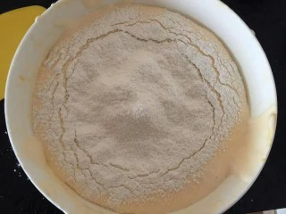 奶油草莓海绵蛋糕,过筛低筋面粉。