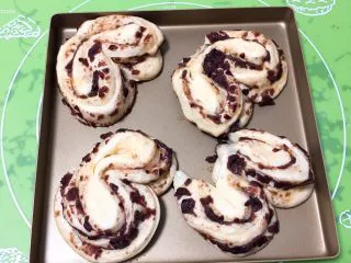 红豆心形面包,发酵完成后拿出，刷鸡蛋液。