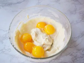 7寸中空双色戚风蛋糕,加入蛋黄,搅拌均匀拌成细腻的面糊