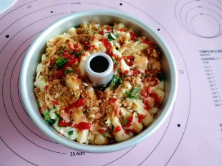 手撕海苔肉松面包,挤点沙拉酱、番茄酱。