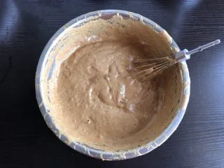 红枣糕（全蛋打发）,剩余的五分之四蛋液筛入低筋面粉迅速翻拌均匀