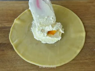 【烘焙食谱】芒果班戟 │展艺烘焙,再取少量奶油盖在芒果上，完全包裹住芒果粒