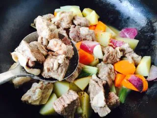 #食二星座# 罐焖牛肉(34图详细步骤),放入500g炖好的牛肉块,翻炒均匀。