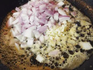 牧羊人派(Shepherd’s pie),放入大蒜末和洋葱炒出香味。