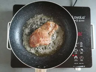 多汁碎牛排三明治,牛排两面都煎熟关火（喜欢吃7分熟的也可以）