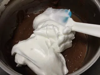 可可毛坯蛋糕,取三分之一的蛋白进蛋黄糊中,翻拌均匀。