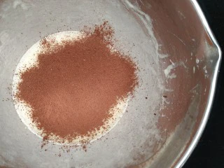 网红夏威夷果仁可可脆脆巧克力片 香港珍妮聪明小熊夏威夷果仁巧克力脆脆,4.筛入可可粉5克；