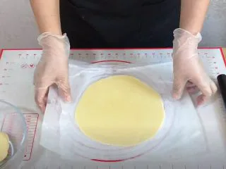 外酥里嫩的~爆浆芝士塔,隔油纸,用擀面杖擀成比模具大一圈的薄饼。