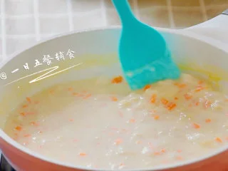 南瓜蔬菜浓汤 宝宝辅食，胡萝卜+奶粉+芦笋,牛奶倒入锅中。如果有点太稠，再少加点水。胡萝卜丁也加入一起煮。 🌻小贴士：额外加了水，看见面粉有点结块，不要紧的，煮煮就没了。