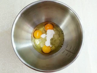 榴芒千层蛋糕,在鸡蛋液里加入白糖!