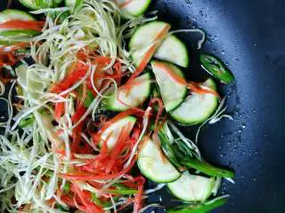 月半弯炒(拌)面,胡萝卜丝不停翻转(太细容易粘锅——不同的食物形状,会因为不同时段的加入,会有口感的层次差异),使食用油尽力粘裹胡萝卜丝(胡萝卜经油的烹调,才会更有营养也更容易被吸收)