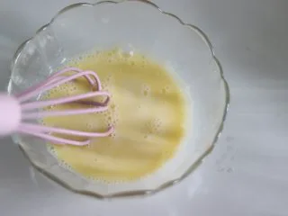 瑞士蛋糕卷之雪融蛋糕,做圣诞应景美食,之前做好的牛奶黄油液体,再次搅拌均匀。