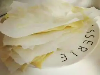 敲好吃肉酱千层面(๑•́ ؎ •̀๑),制作面皮: 和平时和面一样但是只加鸡蛋不要加水 然后根据容器大小擀约2mm的面皮 煮锅里加盐煮熟(不要煮的太糯哦) 储存: 面皮之间刷油用吸油纸隔开放入冰箱 过一夜后再做口感更佳