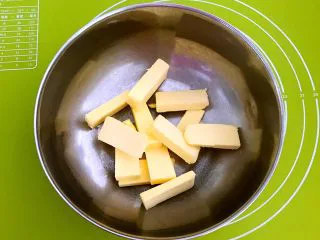 宝宝健康食谱 蛋黄动物饼干,无盐动物黄油100克，放在室温自然软化，大约需要20分钟左右