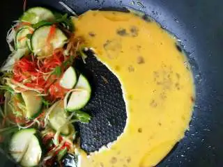 月半弯炒(拌)面,把快要炒好的食材请至一旁,已搅拌均匀的鸡蛋液下锅,大约6成凝固后,就可于其他食材一起翻转了。未凝固的少许蛋液,也略有不同的口感。