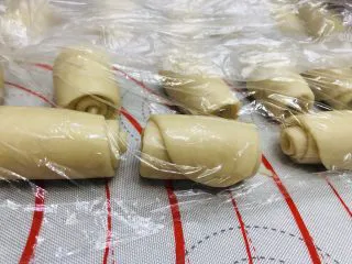 酥到掉渣的豆沙蛋黄酥,你要来一个吗?,擀好所有的面团,盖上保鲜膜再次松弛20分钟。