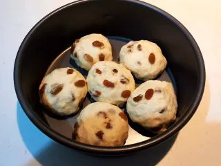 超软的葡萄干小餐包,面团发至一倍大即可