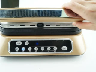 #东菱牛排机测评#爱是几分熟，我只要五分就好,除了牛肉以外，猪扒鸡翅会是更加的家常材料，这次我用超市买回来直接调味好的猪扒和鸡翅，来测试一下它的“猪排”菜单和“鸡翅”菜单吧。 