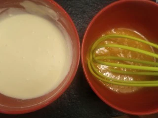 柔软到出乎意料-奶酪蛋糕卷,蛋黄打散