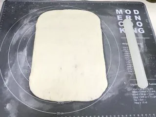 椒盐五香千层饼,将面团再次擀开。