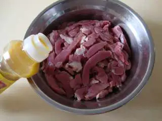 芹菜薄饼卷肉丝,加酱油、姜汁、料酒拌匀，腌5分钟