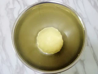 玛格丽特饼干,然后用手揉成面团，面团应该偏干，但是不因为干而散开