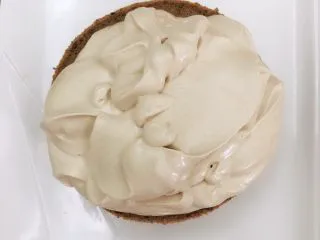 网红爆浆珍珠蛋糕,剩余奶酱倒在蛋糕上,略微抹平,让周围自然滴落