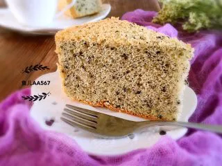 黑芝麻戚风蛋糕,切块食用