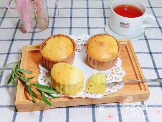 迷迭香玛芬蛋糕（制作耗时最短）,再来一张成品图。配上红茶，非常不错的下午茶哟！