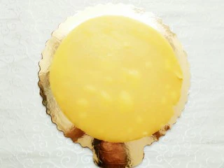 榴芒千层蛋糕,在蛋糕托上放上一张晾冷了的千层皮!