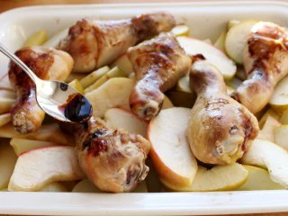 苹果柠香烤鸡腿,20分钟后取出烤盘，在鸡上抺上酱汁，再入烤箱，200度10分钟左右。 注：酱汁是为了上色。酱汁我是用生抽、老抽、糖浆调合的，颜色不要太重就好。 