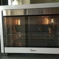 百利甜酒核桃磅蛋糕,入炉前震几下模具取出大气泡放入预热好的烤箱170度烤制55分钟左右 烤制到15分钟的时候拿出来用剪刀快速的划一刀,有助裂口更好看(此步骤可省