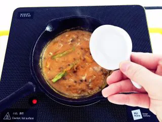 南瓜酱汁牛肉面,此时南瓜酱汁变得比较浓稠，加少许盐（可不加）搅拌调味