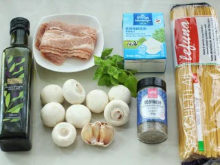 奶油蘑菇培根意面,准备好所需食材