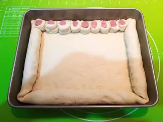 香肠苹果披萨,然后再把每个小段翻转过来