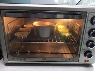 不加一滴水的原味蛋糕,把蛋糕模具放入提前预热好的烤箱里,上下火170W,烤40分钟