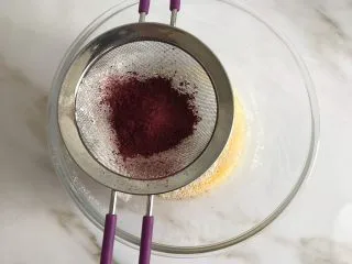 圣诞款红丝绒蛋糕,筛入红曲粉