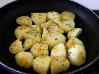 #食二星座#法式红酒炖牛肉 Boeuf Bourguignon,12.炖胡萝卜的时候，将土豆先煮到8-9分熟，然后用大火煎至微黄，撒少量的胡椒、盐和小葱调味。 注：土豆也可像胡萝卜一样直接放入牛肉锅里煮，胡萝卜也可单独煎煮。