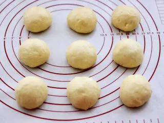 蜜豆酸奶华夫饼,依次包好所有的面团，室温醒发20分钟后。