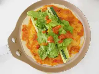 意酱鸡蛋卷饼,再放上生菜叶子，可以继续加一点意面酱。蛋饼里卷的蔬菜可以根据自己的喜好更换哦~